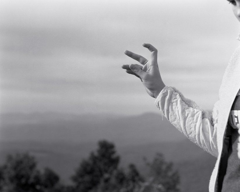 Il fotografo rimuove gli smartphone e smaschera l’ossessione per cellulari e tablet