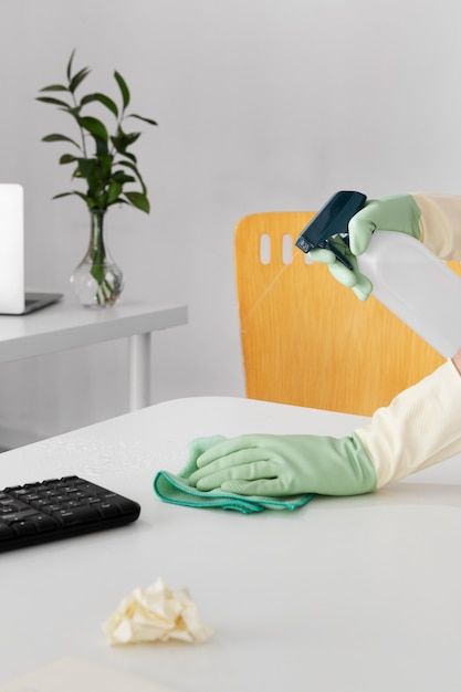 Bodegón del proceso de limpieza de oficinas | Foto gratuita