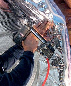 Poser un isolant mince sous les combles