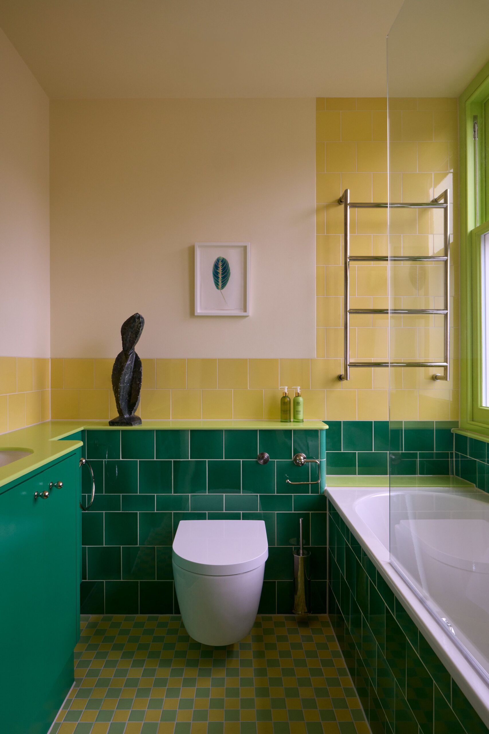 A Marylebone pied-à-terre with a colourfully chic interior by Waldo Works