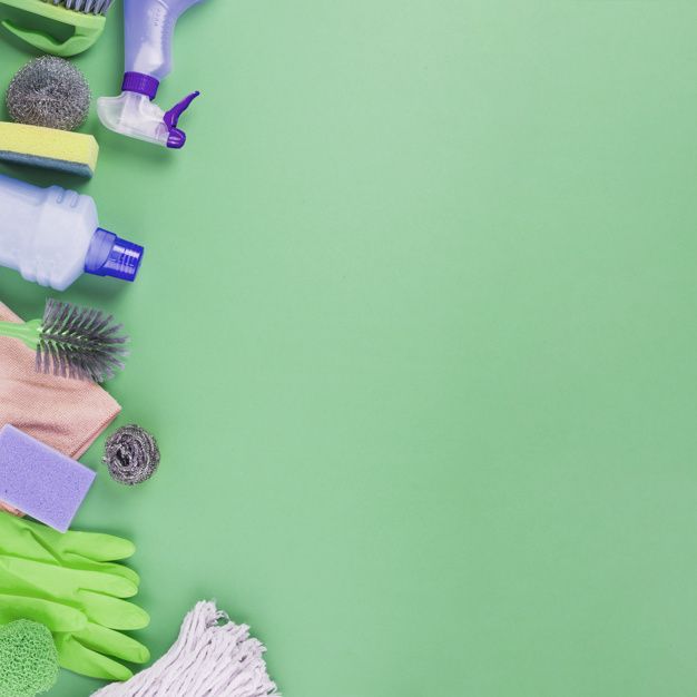 Vista elevada de produtos de limpeza em fundo verde | Foto Grátis
