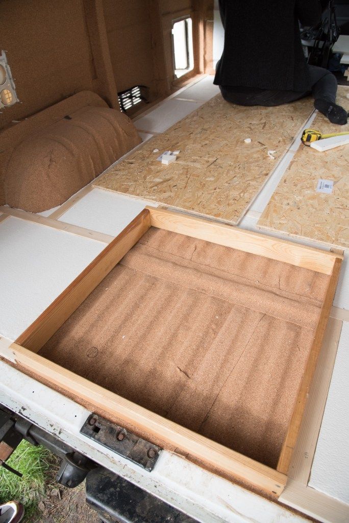 Isolation fourgon aménagé : la pose du liège et l’isolation du sol