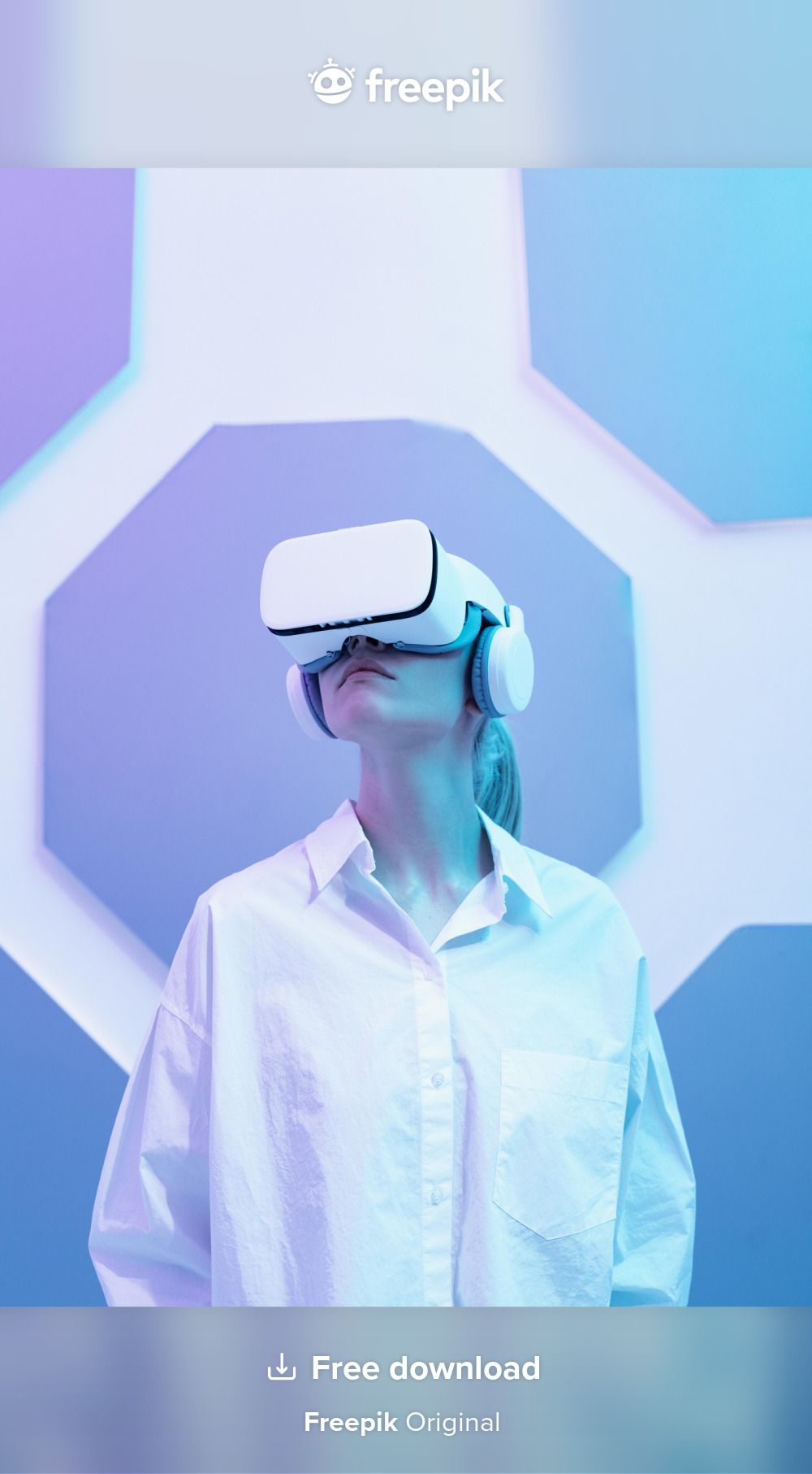 Woman wearing virtual reality simulator | Free Photo