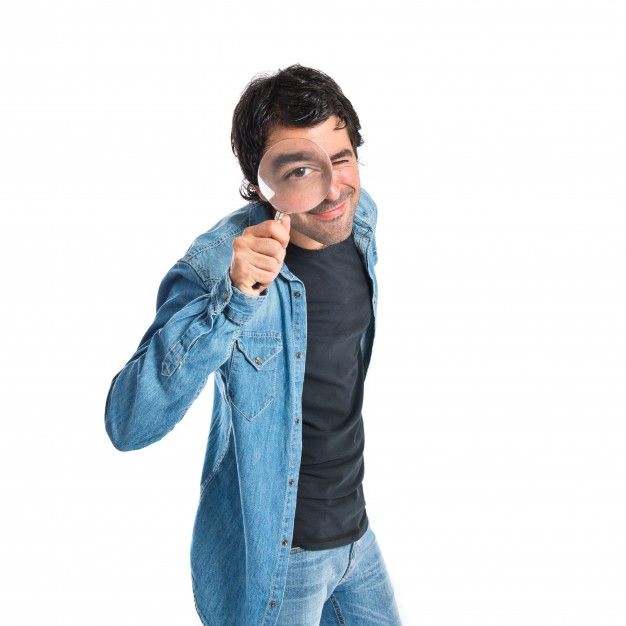 Man with magnifying glass over white background | Free Photo